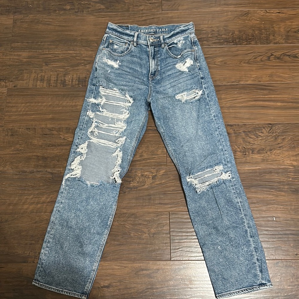 Women’s High Rise Ripped American Eagle Jeans!